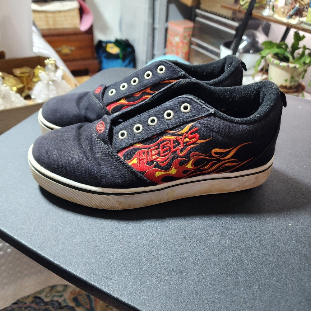 HEELYS EUC YOUTH SZ 6 PRO FLAME PRINT SKATE SHOES